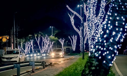 Clima natalino começa a tomar conta de Volta Redonda com instalação de iluminação especial
